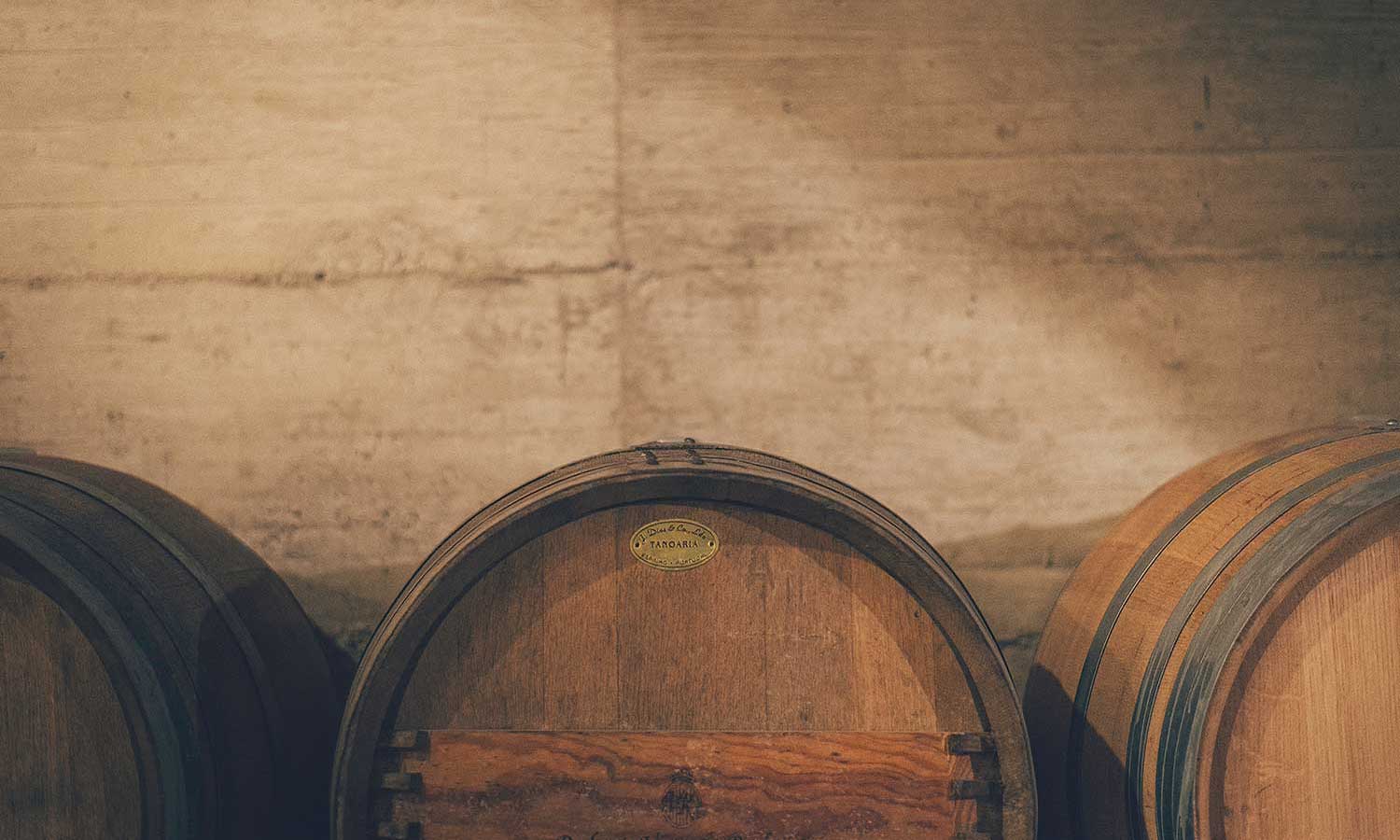 Las barricas en las que se almacena el Vermut San Bernabé