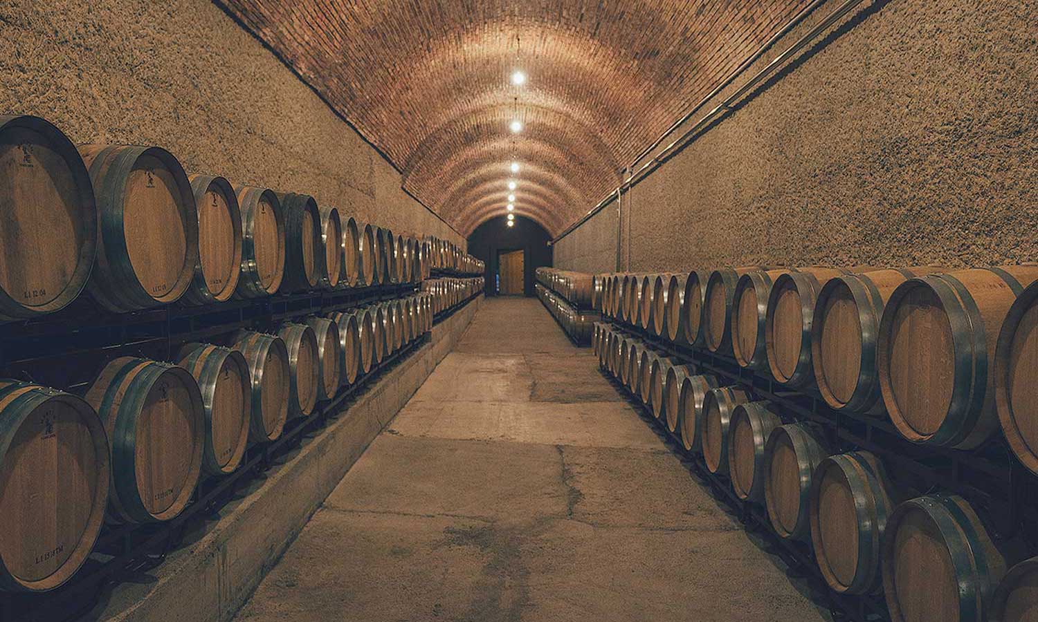 Sala de barricas de Vermut San Bernabé