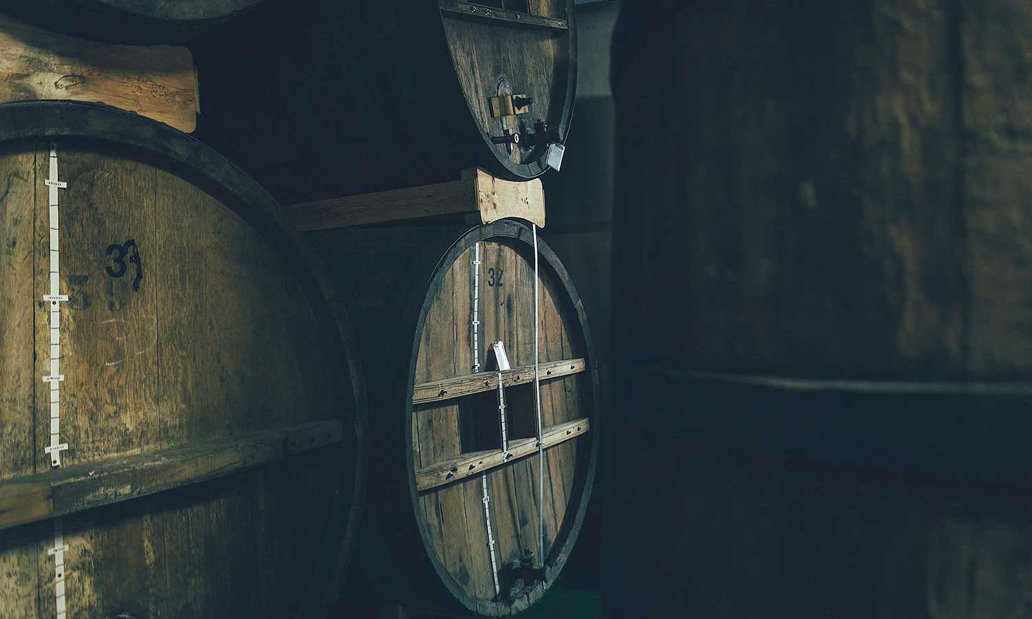 Las barricas en las que se almacena el Vermut San Bernabé