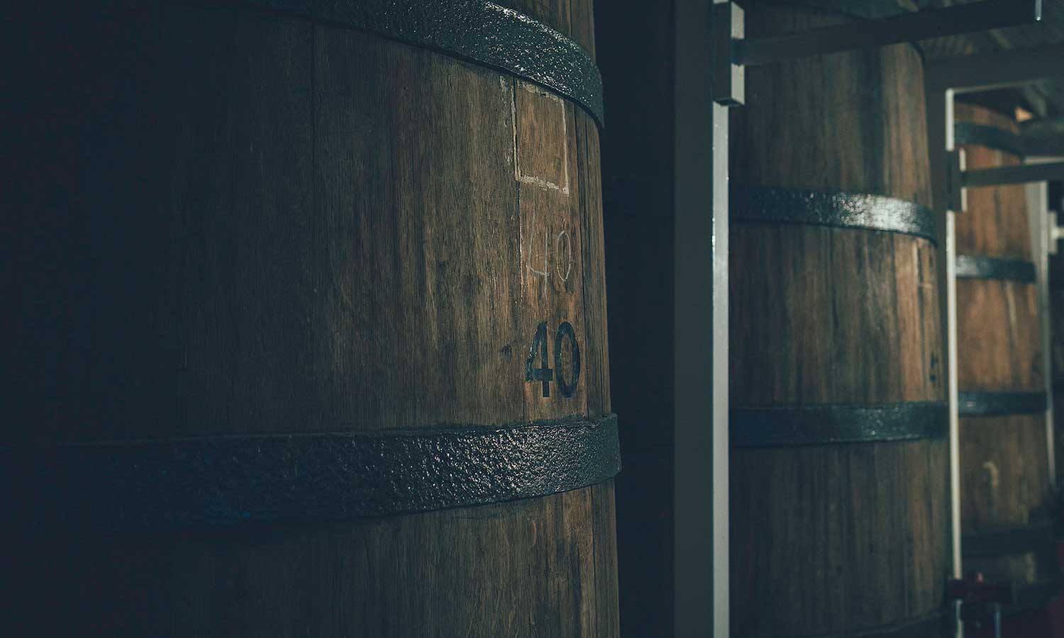 Los depósitos en las que se almacena el Vermut San Bernabé